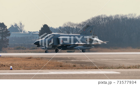航空自衛隊F-4EJ改ファントムⅡ滑走路進入 73577934
