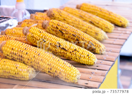 屋台の焼きとうもろこしの写真素材 屋台の焼きとうもろこしの写真素材