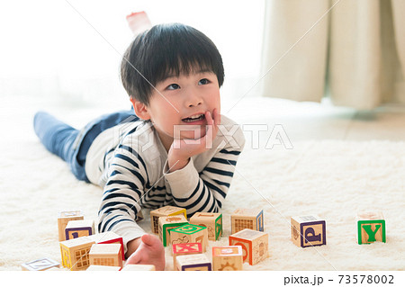 家で遊ぶ子どもの写真素材