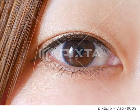 女性の瞳 73578008