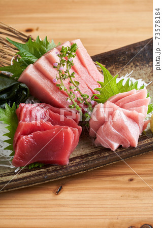 本鮪、中トロ 大トロ 赤身の三種盛り 本鮪、中トロ 大トロ 赤身の三種盛り 73578184