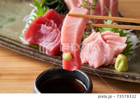 本鮪の中トロの刺身を醤油につける 73578332