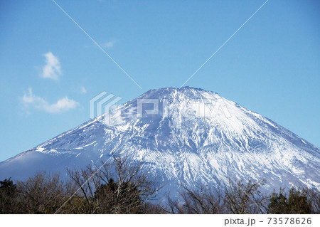 雪の少ない富士山（足柄サービスエリア下り線からの眺め） 73578626