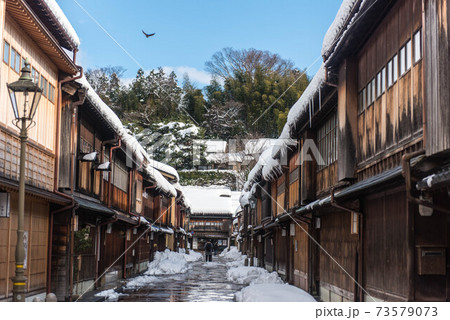 青空が広がる雪景色のひがし茶屋街 73579073