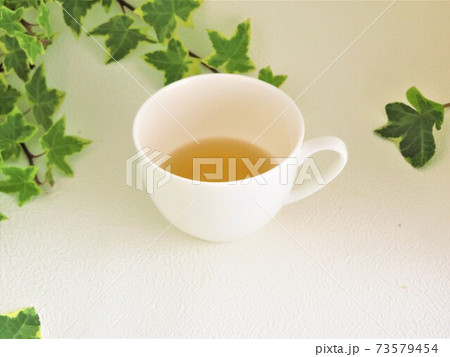 むせやすい方でも飲みやすくなる平たいコップにいれたお茶 73579454