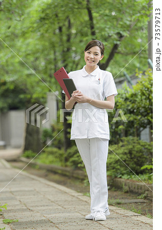 20代　看護師　緑背景 73579713