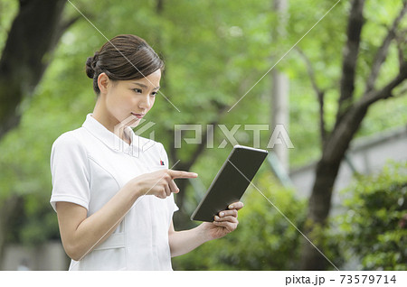 20代　看護師　緑背景 73579714