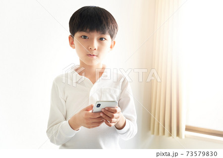 スマホを操作している男の子 スマホを操作している男の子 73579830