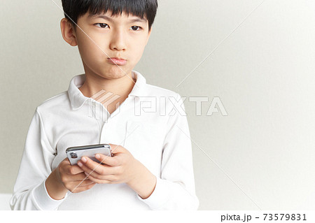 不満げな顔をする男の子 不満げな顔をする男の子 73579831