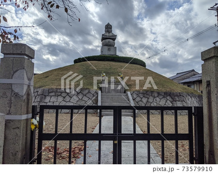 豊国神社近くの朝鮮出兵の際の耳鼻塚の供養塔 73579910