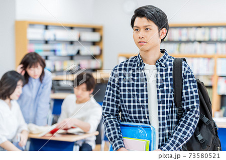 教室を歩く男子大学生 撮影協力 中央工学校附属日本語学校の写真素材