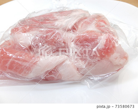 自然解凍中の冷凍した豚肉 73580673