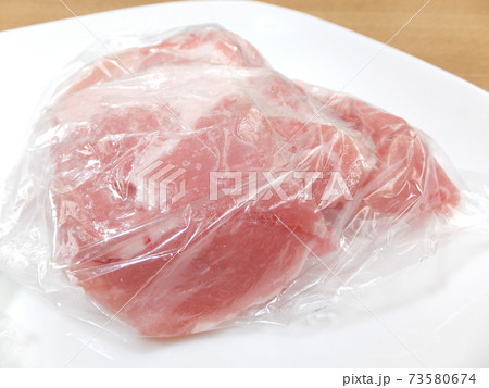 自然解凍中の冷凍した豚肉 73580674