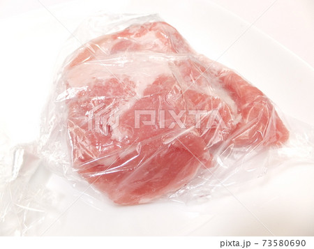 自然解凍中の冷凍した豚肉 73580690
