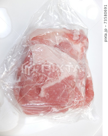 自然解凍中の冷凍した豚肉 73580691