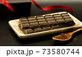 バレンタインのプレゼント付きチョコレート 73580744