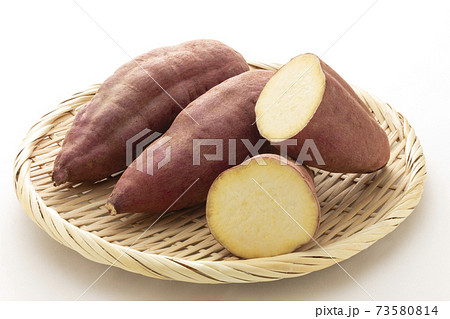 ザルに盛られた薩摩芋 73580814