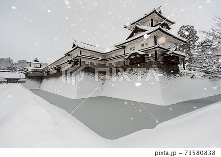 雪が舞う金沢城 73580838