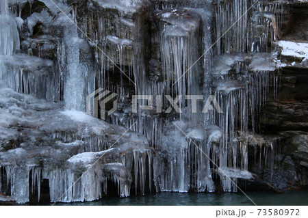 埼玉県奥秩父の幻想的な三十槌の氷柱 73580972
