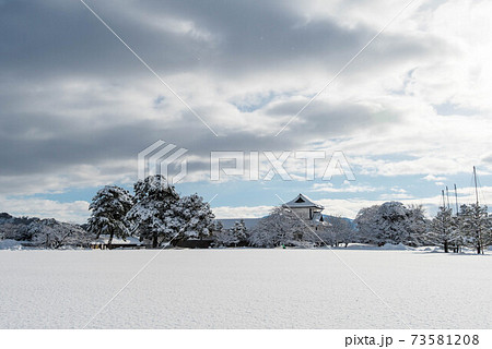雪景色の金沢城 73581208