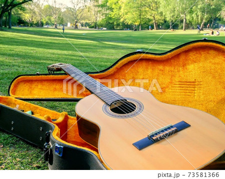 公園にてギターを奏でる日曜日。 73581366