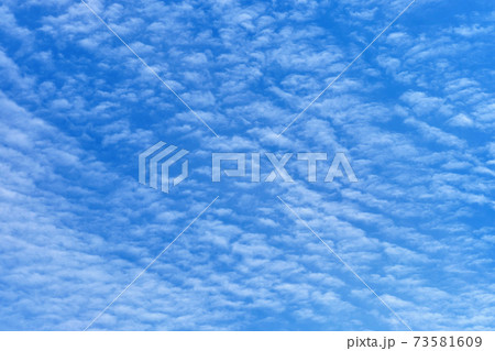 Little rare clouds in the blue sky. 73581609