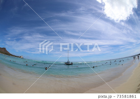 ハワイのあおい海と青空を誘う魚眼の世界の写真素材