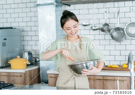 主婦のお菓子作り 73583010