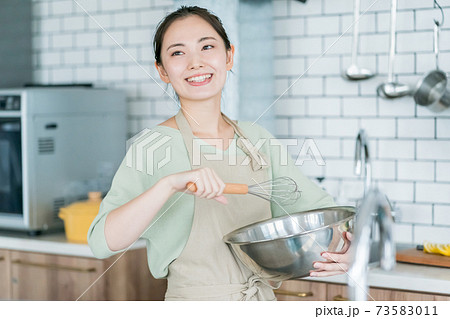 主婦のお菓子作り 73583011