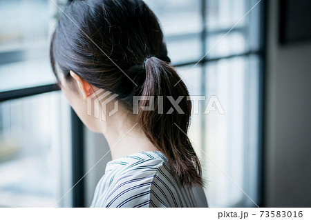 アラサー女子の憂鬱 73583016