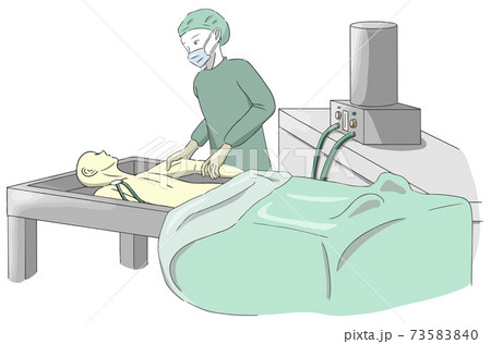 エンバーミングの「注入」工程でマッサージを施す人 73583840