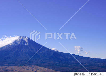 雪化粧した富士山と快晴の空 雪化粧した富士山と快晴の空 73584319