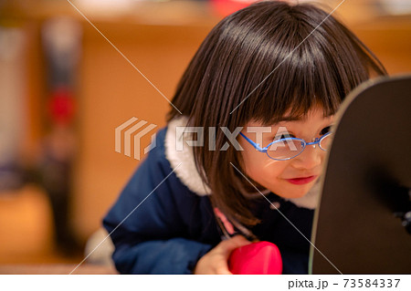 メガネをかけた子供　メガネデビュー 73584337