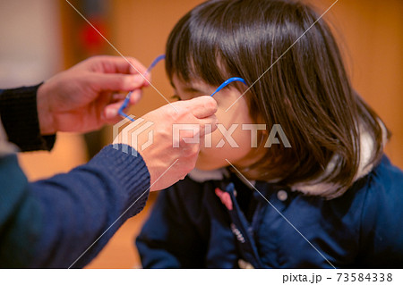 メガネをかけた子供　メガネデビュー 73584338