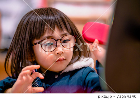 メガネをかけた子供 メガネデビュー メガネをかけた子供 メガネデビュー 73584340