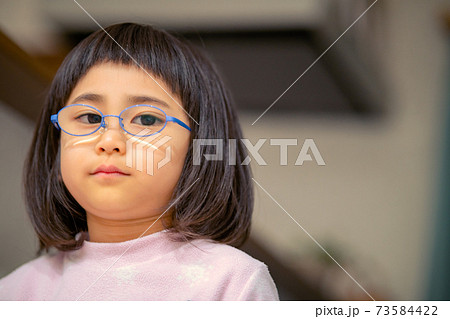 メガネをかけた子供 メガネデビュー メガネをかけた子供 メガネデビュー 73584422