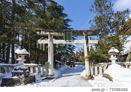 冬の上杉神社 鳥居と参道 山形県米沢市の写真素材