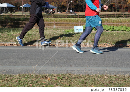 公園を走る市民ランナー 73587056