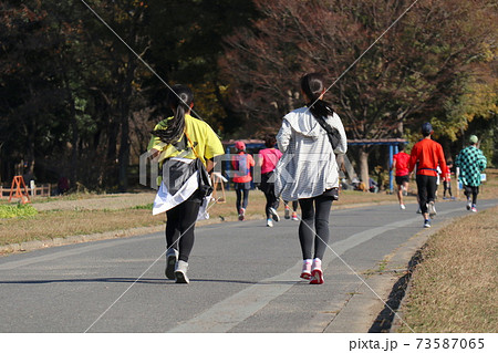 公園を走る市民ランナー 73587065