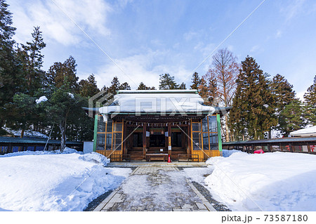冬の上杉神社　本殿　山形県米沢市 73587180