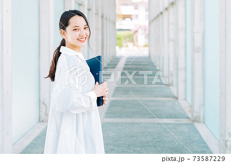 笑顔の若い女性 73587229