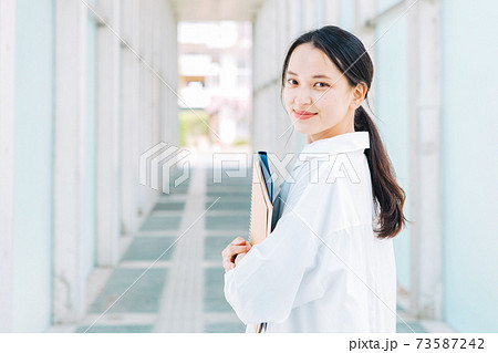 笑顔の若い女性 73587242