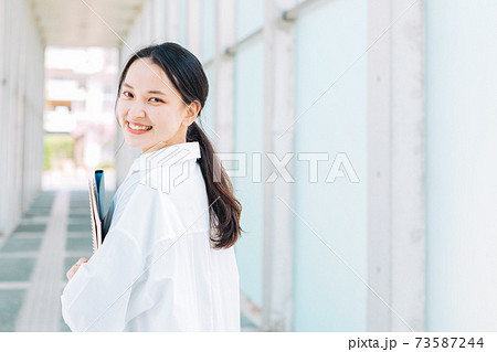 笑顔の若い女性 笑顔の若い女性 73587244