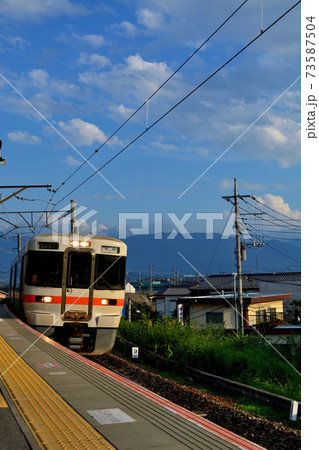 青空のもとで走る見延線 73587504