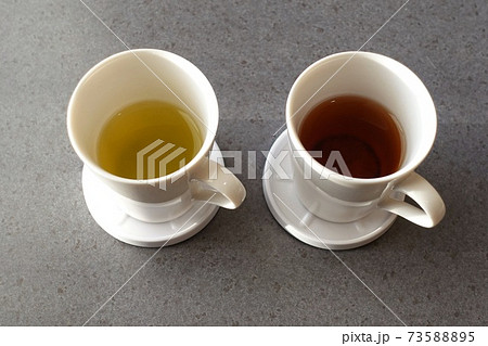 カップに緑茶とほうじ茶　飲み比べ 73588895
