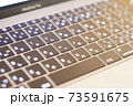 黒いノートパソコンのキーボード 73591675