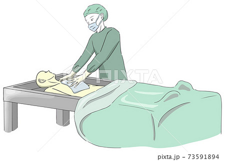 エンバーミングの「乾燥」工程で全身をタオルで拭く人 73591894