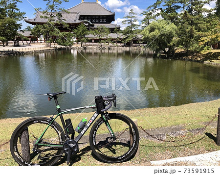 寺とため池と自転車 寺とため池と自転車 73591915