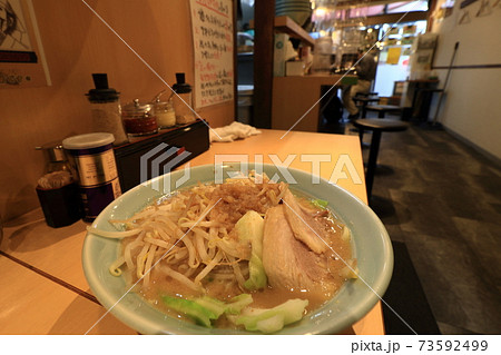 温かいラーメン　もやし　チャーシュー 73592499