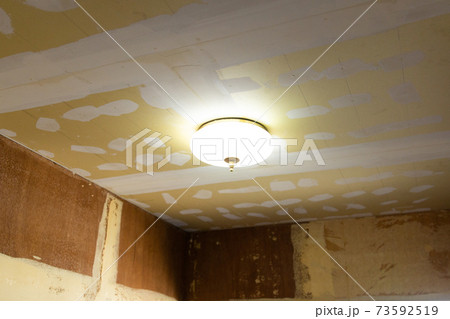 クロスの剥がされた部屋の壁 クロスの剥がされた部屋の壁 73592519
